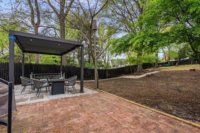 Building Photo - 3300 Manorwood Dr