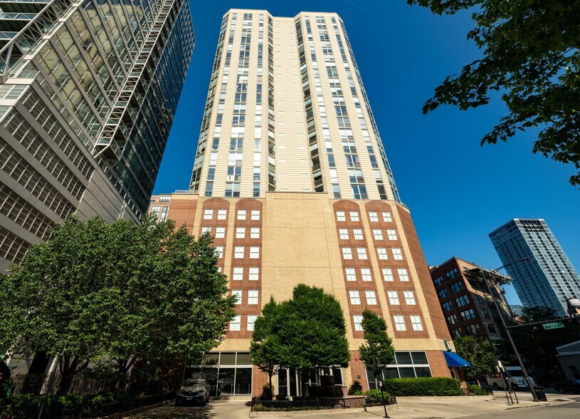 Admiral's Pointe in River North - Great Location - 645 N Kingsbury St