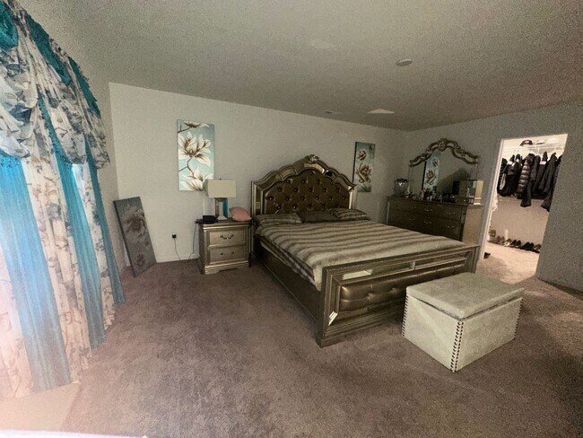 Building Photo - Available NOW - 5 bedroom, 3 full bathroom house - $2,950/month