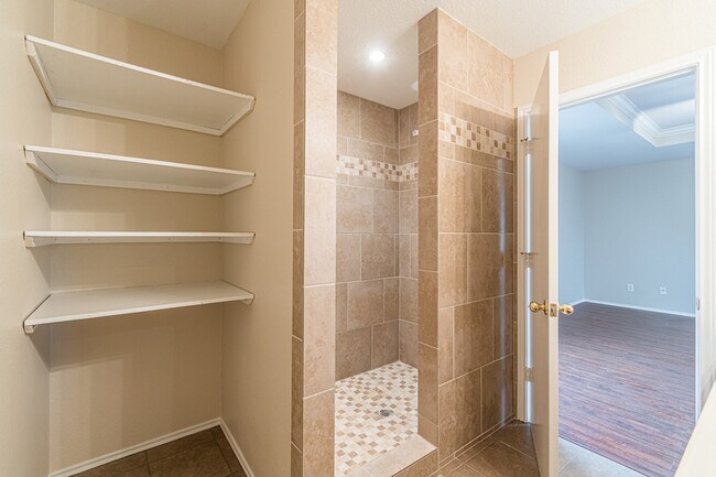 Building Photo - 137 Weeping Way