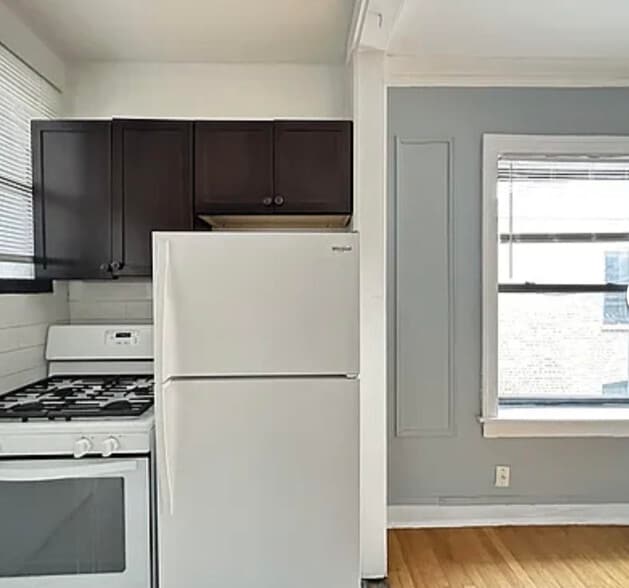 Building Photo - 1321 W Estes Ave