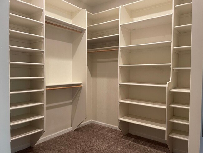 Building Photo - 3 bedroom, 3 bath, entertainment room, lib...