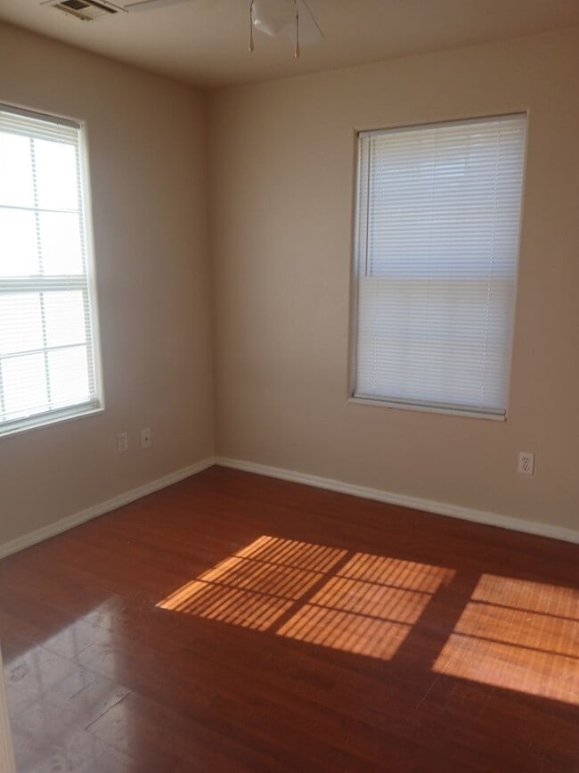 Building Photo - Cozy ~  2-bedroom, 1-bathroom house