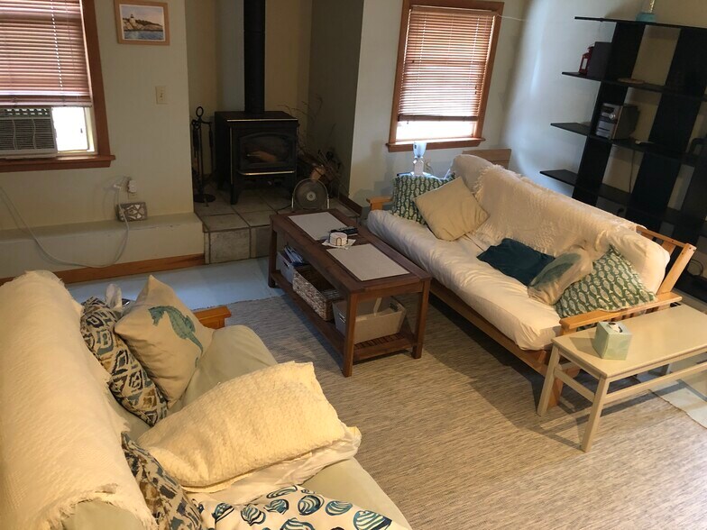 Building Photo - 15 Maple Street