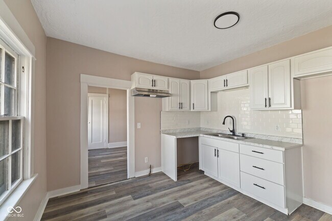 Building Photo - 320 Lockerbie St
