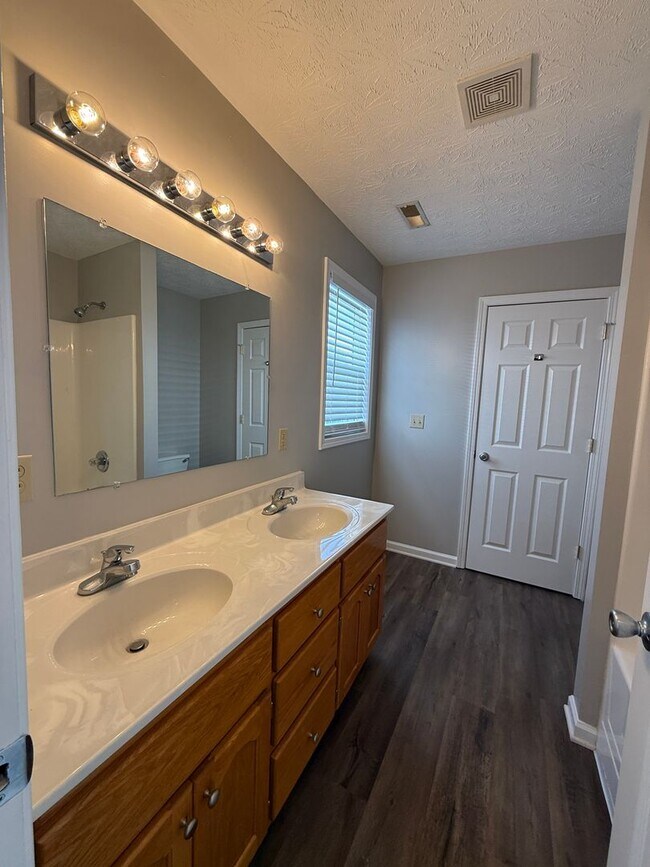 Building Photo - 3 Bedroom Available Now!
