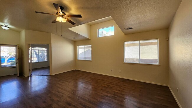 Building Photo - NW 4 Bedroom 2.5 Bath Home Available now!