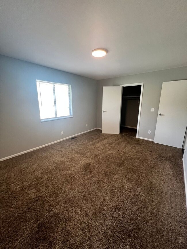 Building Photo - Spacious 2 bedroom/1.5 Bath Townhouse with...