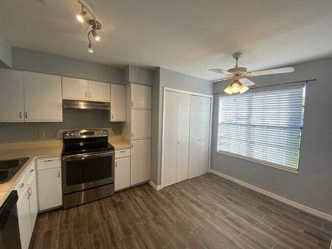 Building Photo - !!!Move In Special!!! 3/2.5 IN BEACON HILL...
