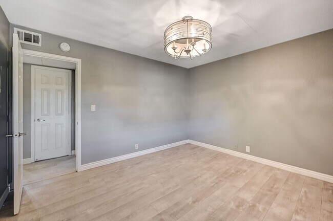 Building Photo - GATED COMMUNITY CONDO WITH BRAND NEW UPGRA...