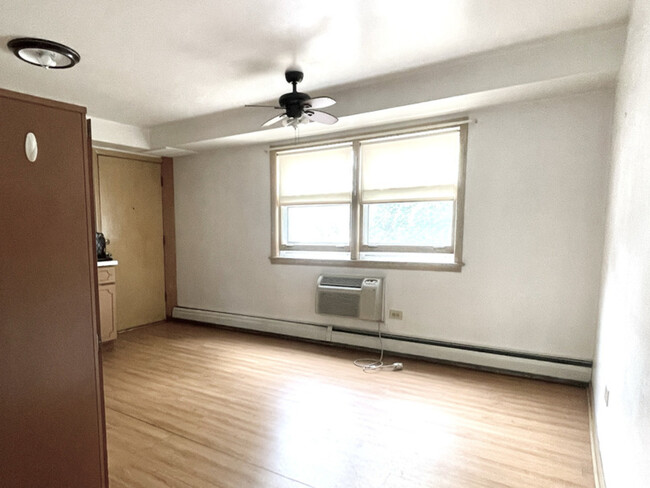 Building Photo - 8304 W Forest Preserve Dr