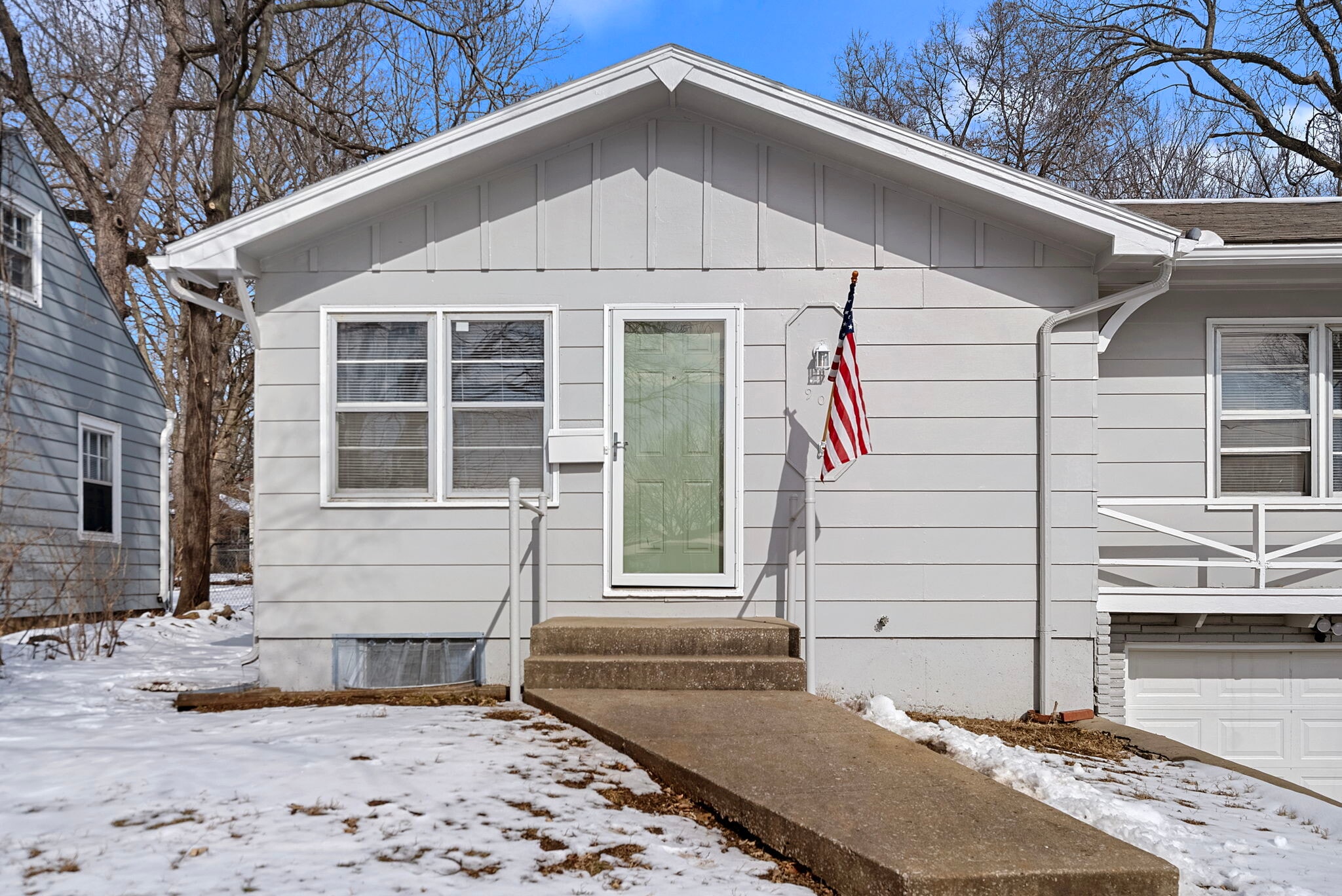 Building Photo - 906 E 84th St