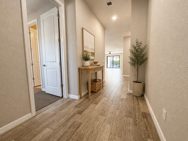 Building Photo - 348 SE Courances Dr