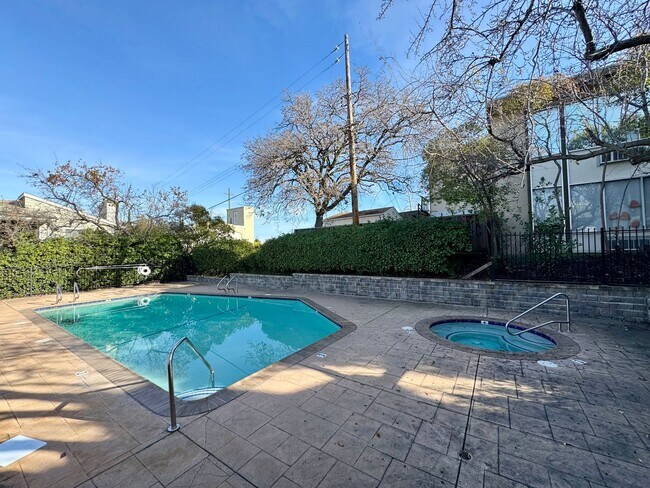 Building Photo - Upper level 2 bedroom 2 bath condo, laundry in unit!