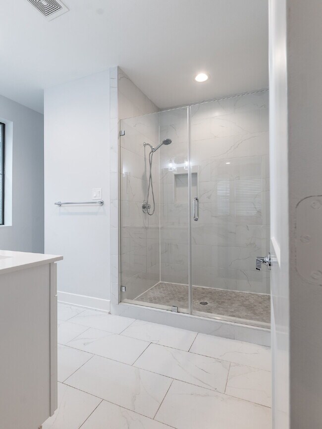 Building Photo - "Charming 4-Bed Houston Haven with Elegance on East 32nd Street!"