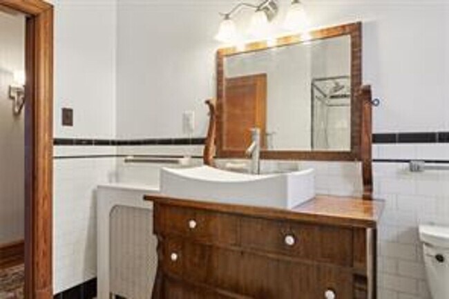 Building Photo - Charming Bungalow!