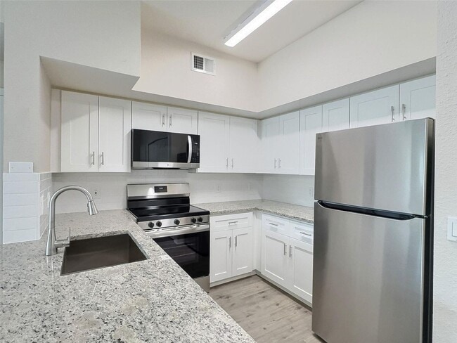 Building Photo - 1 Bedroom 1 Bathroom condo in luxury gated community