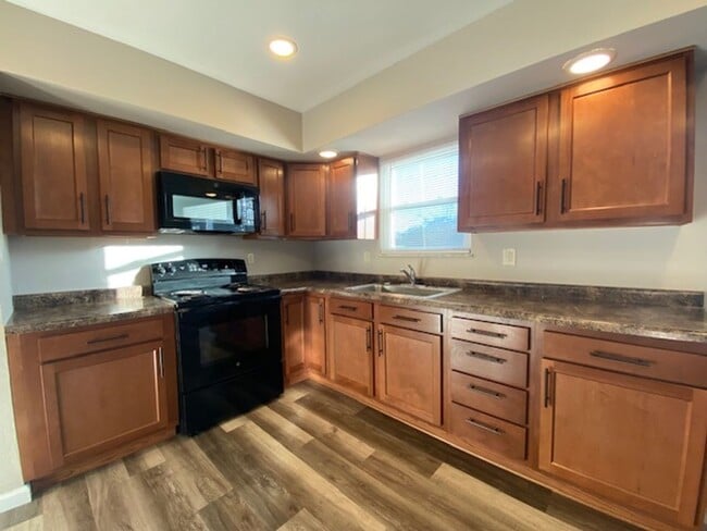 Building Photo - Welcome to this charming two-bedroom, one-bathroom double located in the heart of Springfield, OH+