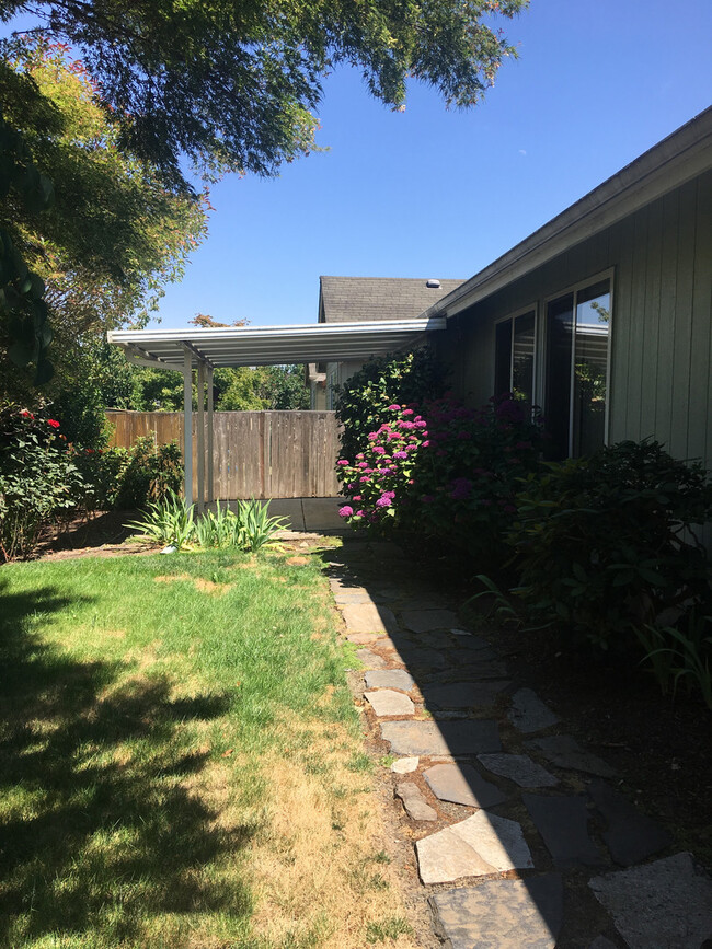 Building Photo - Fantastic Home In SW Corvallis with Landsc...