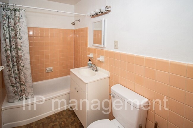 Building Photo - Spacious 2 BR 1BA Condo in South Euclid - ...
