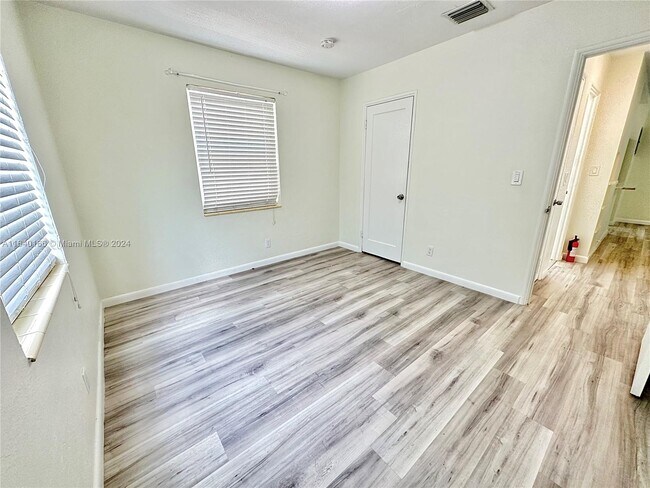 Building Photo - 1914 Dewey St