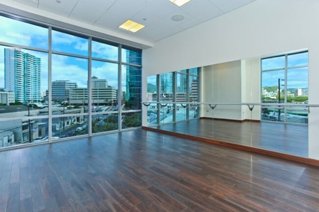 Building Photo - Luxurious Convenience in the Heart of Honolulu - Waihonua 3506