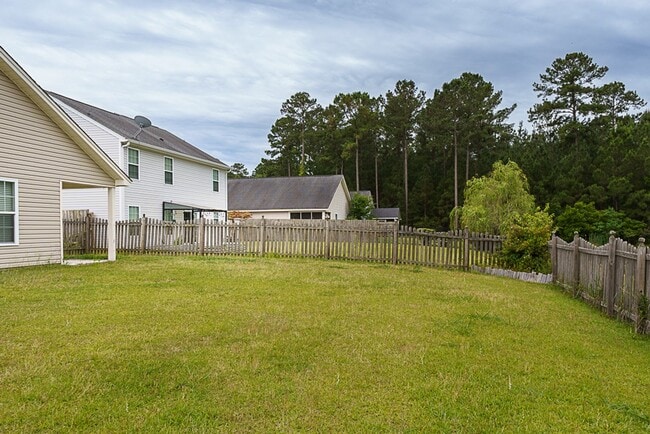 Building Photo - Three Bedroom House with Gated Backyard