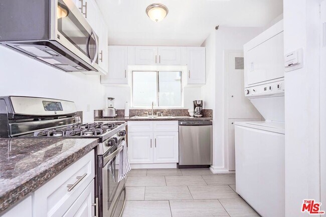 Building Photo - 35-35 Dudley Ave