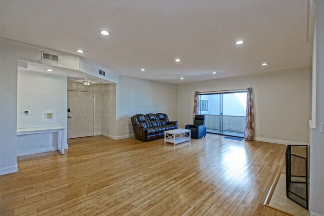 Building Photo - **FURNISHED OR UNFURNISHED** BRIGHT, SPACI...