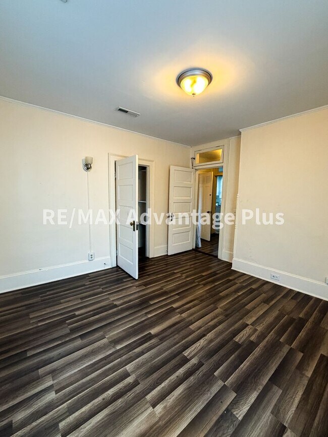 Building Photo - 106 Grove St