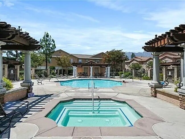 Building Photo - Wonderful 2 Story 3 bedroom Condo walking distance to Victoria Gardens Mall.