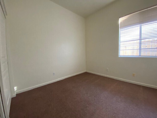 Building Photo - Charming 5 bedroom 2.5 bathroom home located in Natomas!