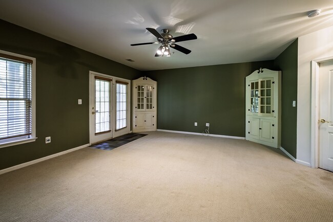 Building Photo - Tower Oaks First-Time Townhome in Rockville is Move-in Ready!
