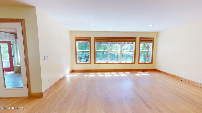 Building Photo - 245 Lakeside Dr