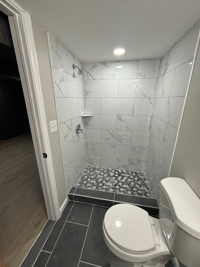 Building Photo - 3 bedroom townhome 21213
