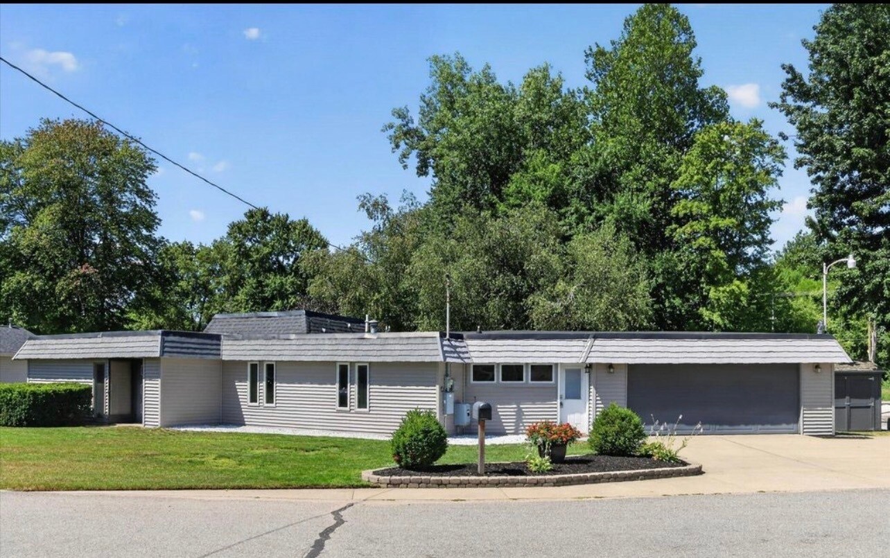 Building Photo - 2027 Island Dr