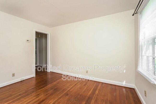 Building Photo - 901 Grayland St