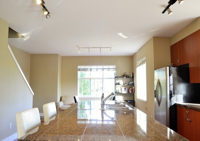 Building Photo - Desirable location/Redmond Ridge! Modern but functional. Great layout for entertaining guest or c...