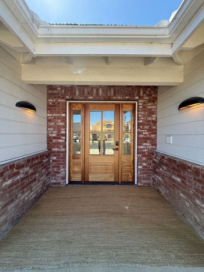 Building Photo - Beautifully Updated Single Story Custom Ho...