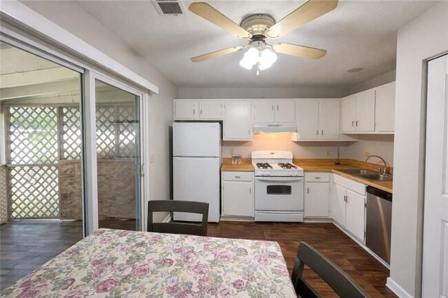 Building Photo - 340 Red Oak Run SW