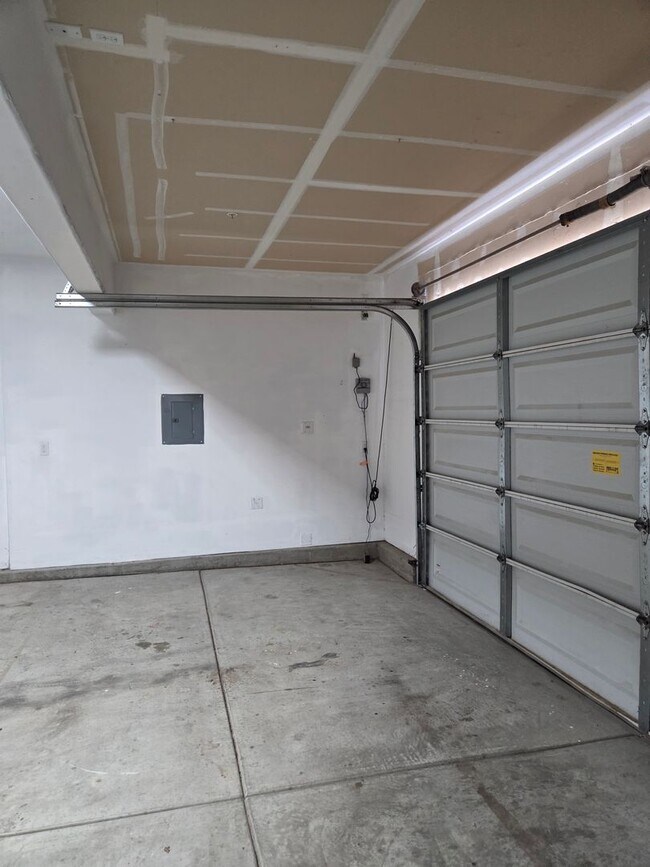 Building Photo - 1443 Greenbrier Dr