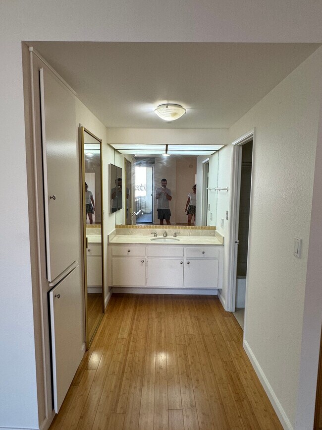 Building Photo - 321 S San Vicente Blvd
