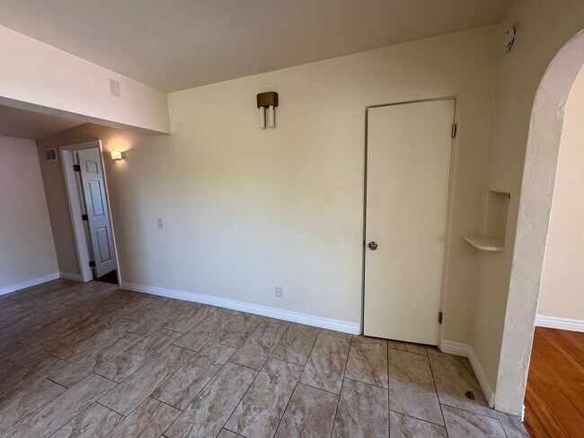 Building Photo - 902 S Fremont Ave