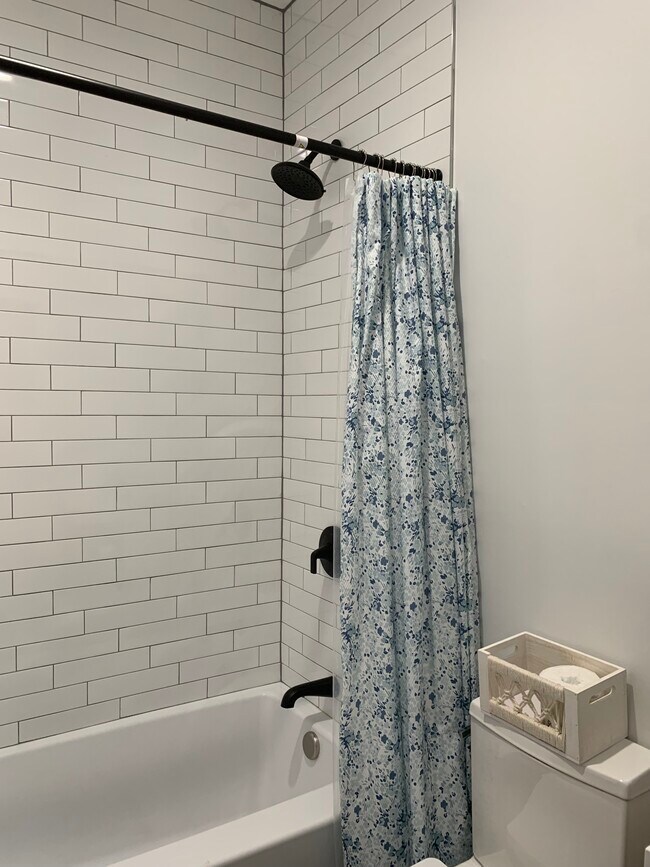 Share bathroom2 - 2030 S 22nd St