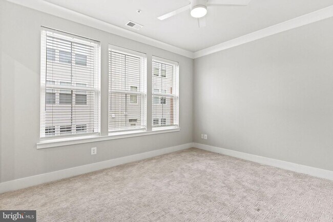 Building Photo - This beautiful modern 3 bed 4 1/2 bath tow...