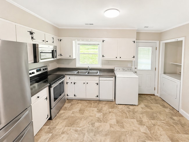 Building Photo - 705 Depot St NE