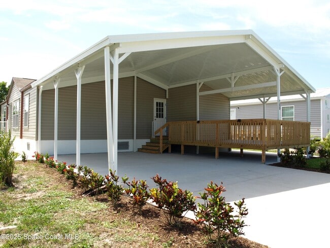 Building Photo - 709 Lark Dr