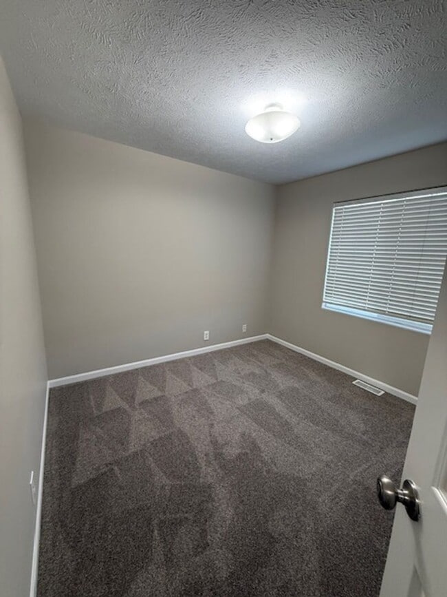 Building Photo - Comfortable & Convenient 3 Bedroom Near Recreation & Trails!!