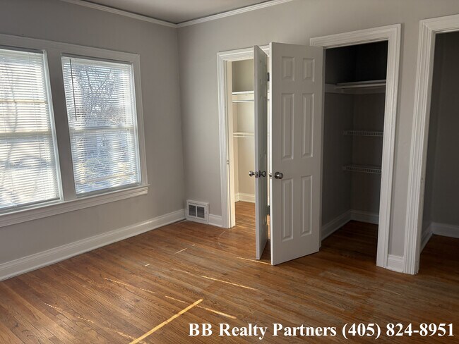 Building Photo - 2011 E 12th Pl