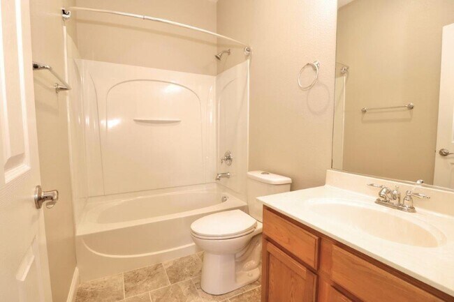 Building Photo - ADORABLE 3/2 Roseville Corner Lot Home!  PLEASE READ ENTIRE AD PRIOR TO CALLING AGENT FOR SHOWING.